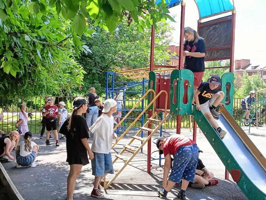 Говорят, что современные подростки проводят всё свободное время, уткнувшись в экраны телефонов. Но у