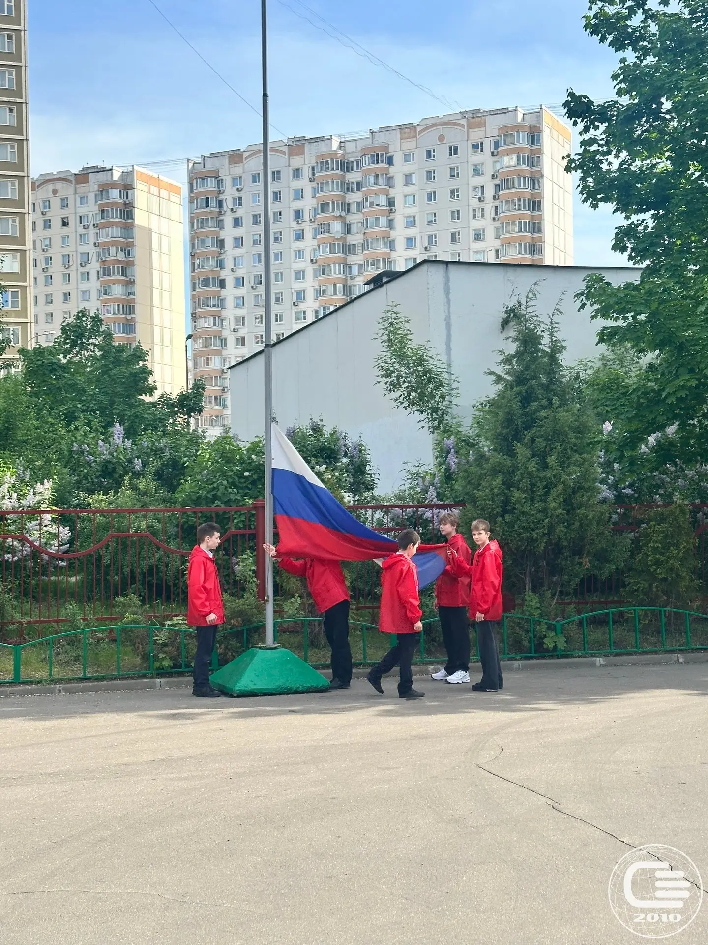 🇷🇺 Каждый понедельник в нашей школе начинается с главных символов страны: флага и гимна России.  ❤️ 
