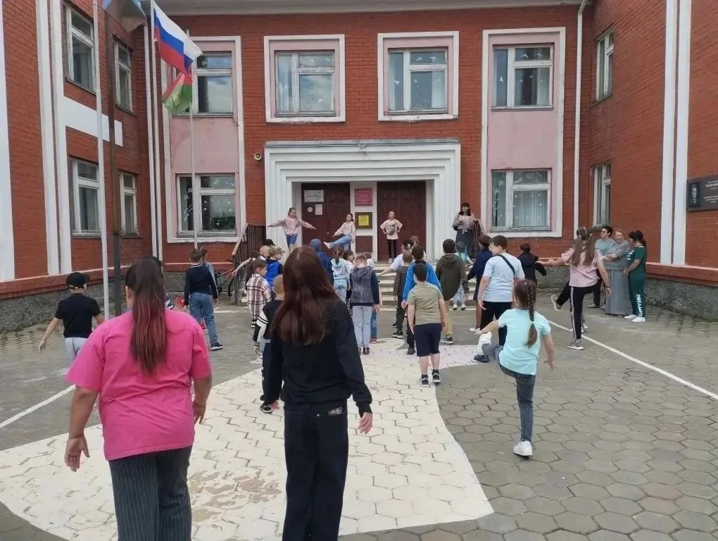 ☀️ Тайные агенты города: знакомство и старт! ☀️

Лето в разгаре — а лагерь «Дворец у озера» уже встр