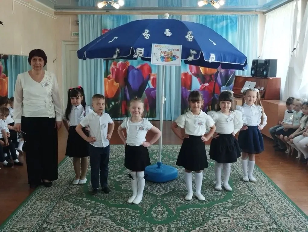 🎼 🪩Музыкальная планета, сцена, залитая светом,