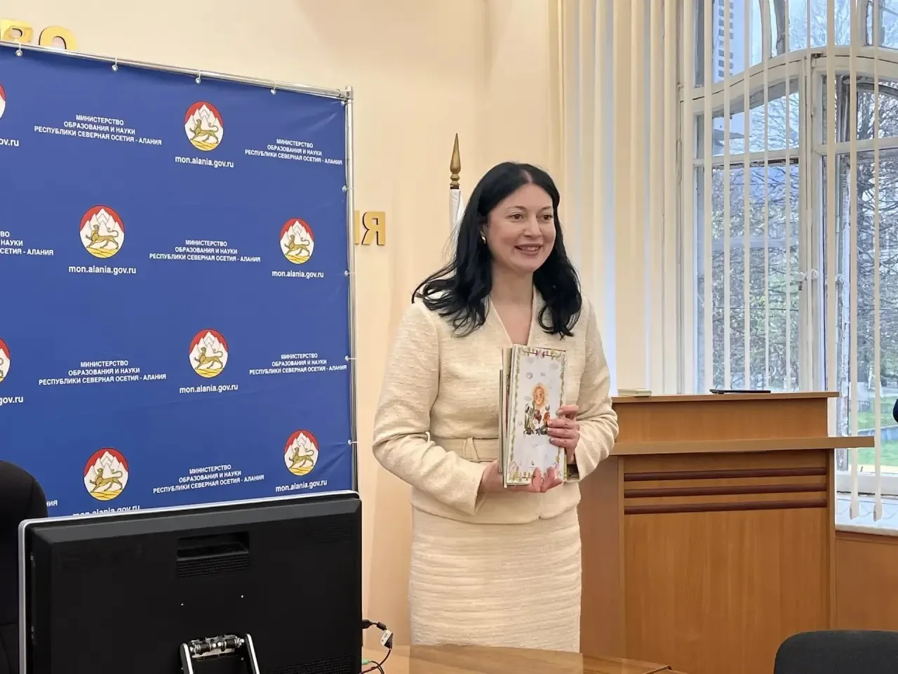 Передали в фонд детских садов и школ республики 3500 книг на осетинском языке.
