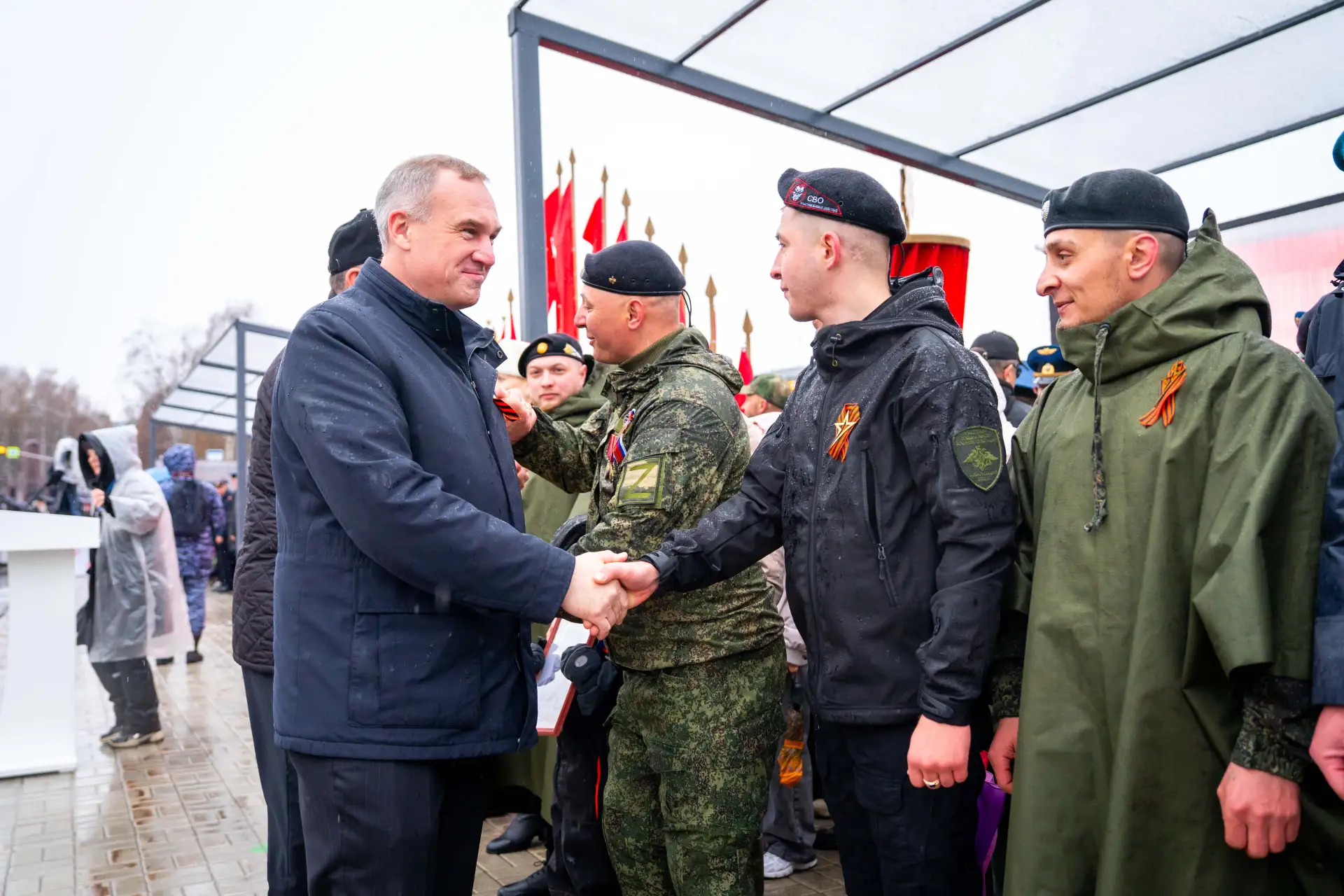 В городах Югры праздничные мероприятия начались с торжественных шествий. В окружной столице в День П
