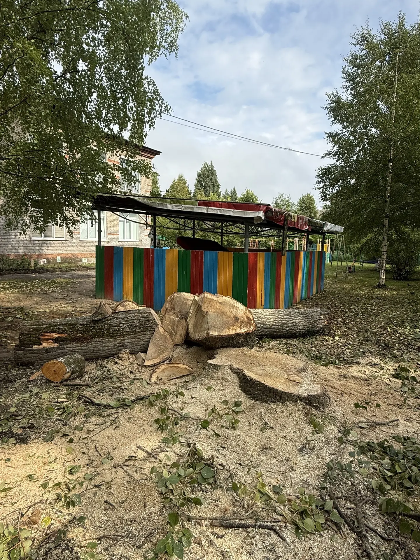 Создаем безопасные пространства для детей. На территории центра полным ходом идет уборк...