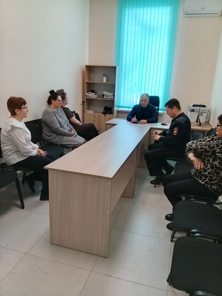 Сотрудник полиции провёл профилактическую беседу об основных схемах мошенничества.