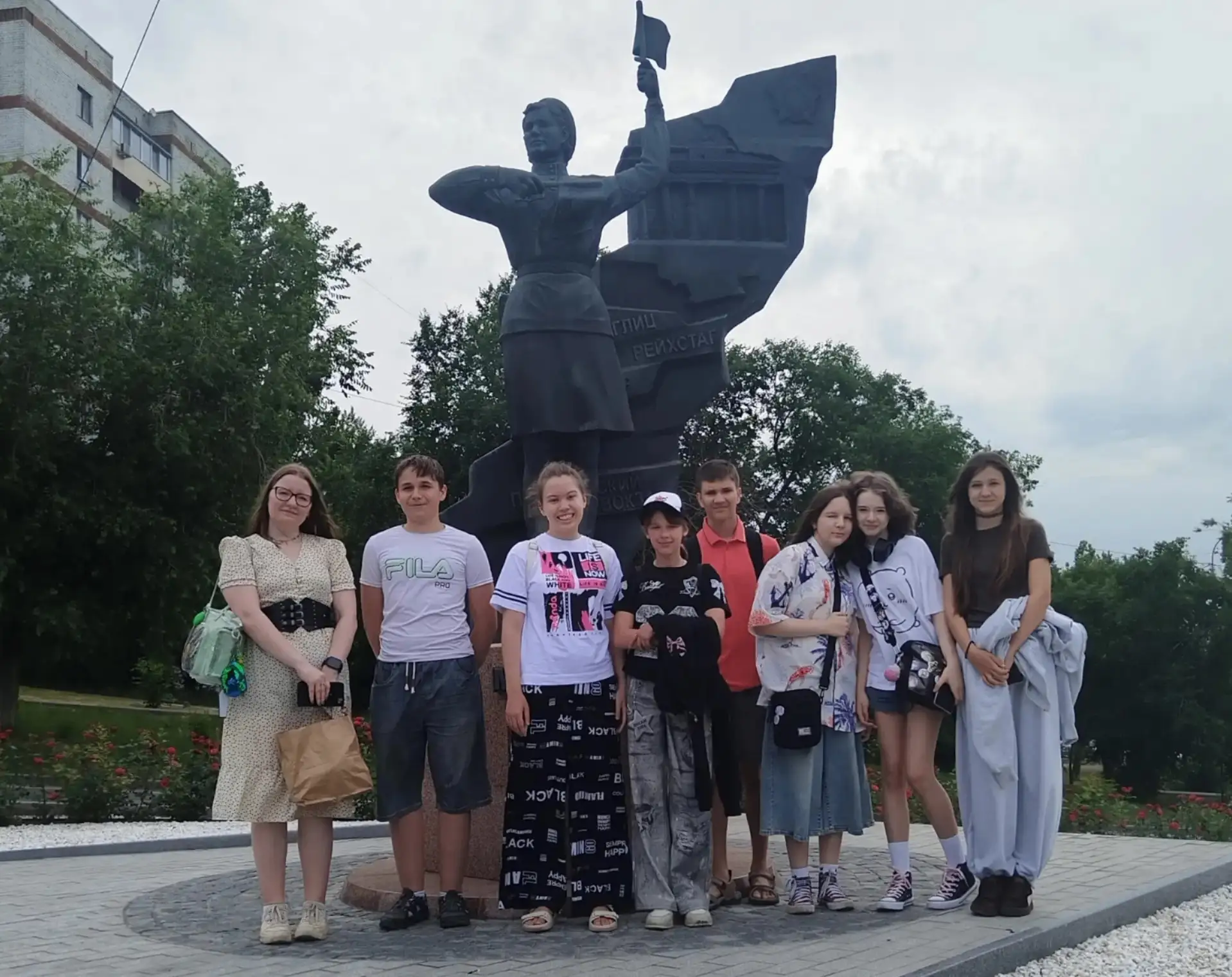 15 июня академический 6 «Б» класс (кл. рук. – А. В. Рысева) проводил учебный год 📚

Класс отправилс