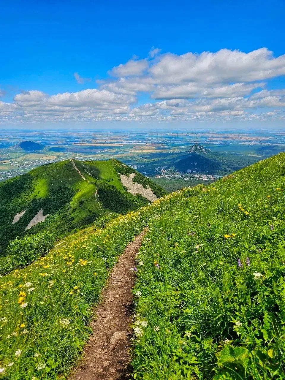 🏔 Гора Бештау, Лермонтов
Ставропольский край

📌 Гора имеет статус краевого комплексного (ландшафтн