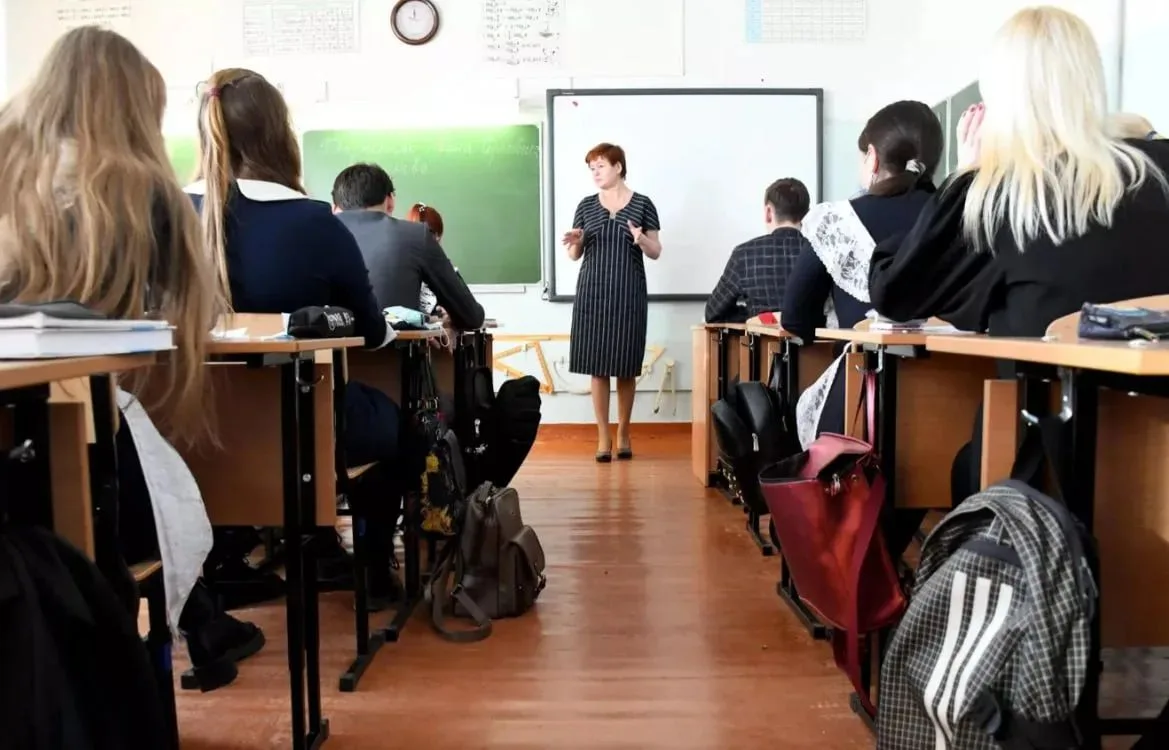⚡️Родители всё чаще жалуются на отказы принимать выпускников 9-х классов в 10-й класс, ...