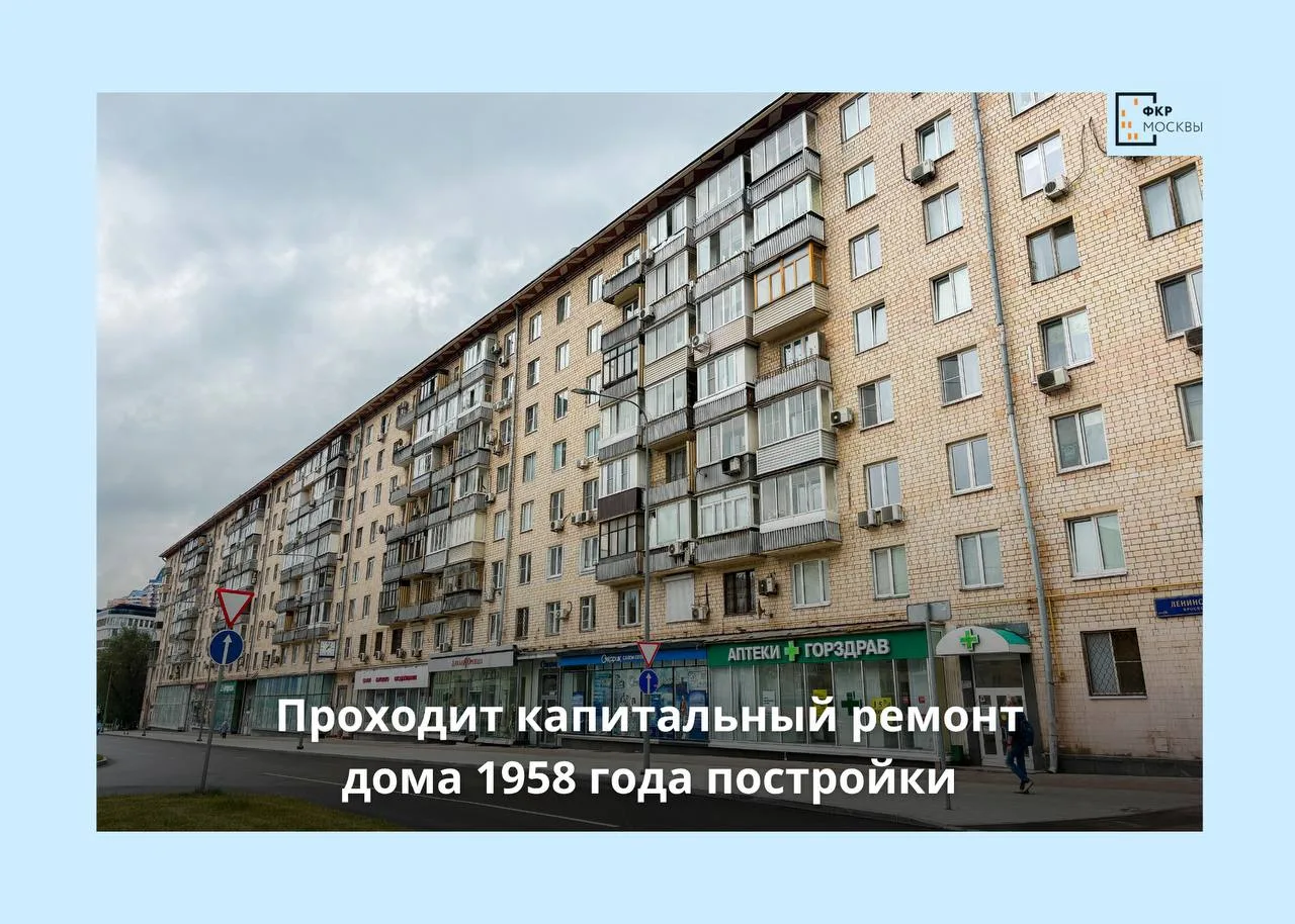 🧱🌆 Дом с витражами и дентикулами обновляют в Ломоносовском районе

💫 Рисунок на карнизах, витражн