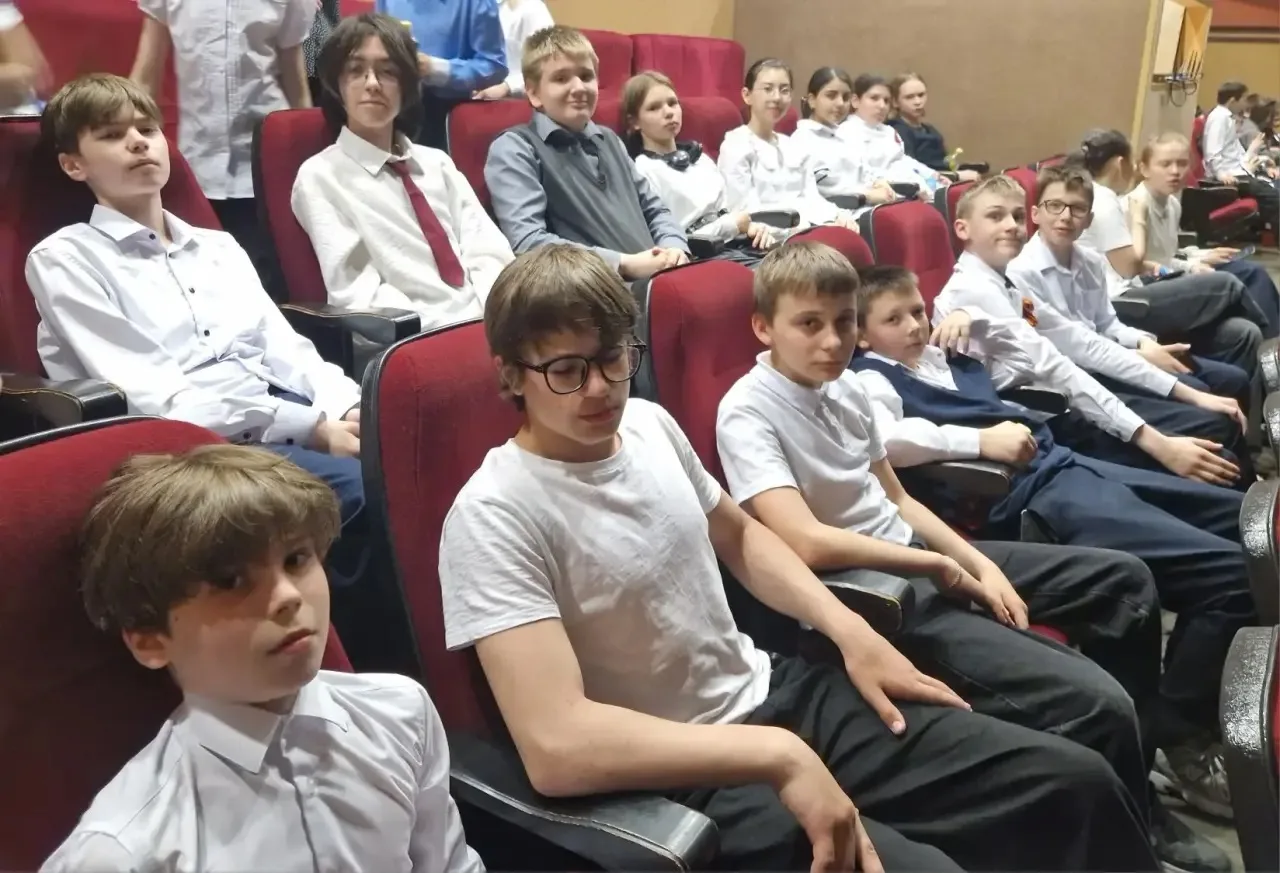 Ученики 4 «Б» класса вместе с родителями, а также учащиеся 6 «Б» класса и их классный руководитель п
