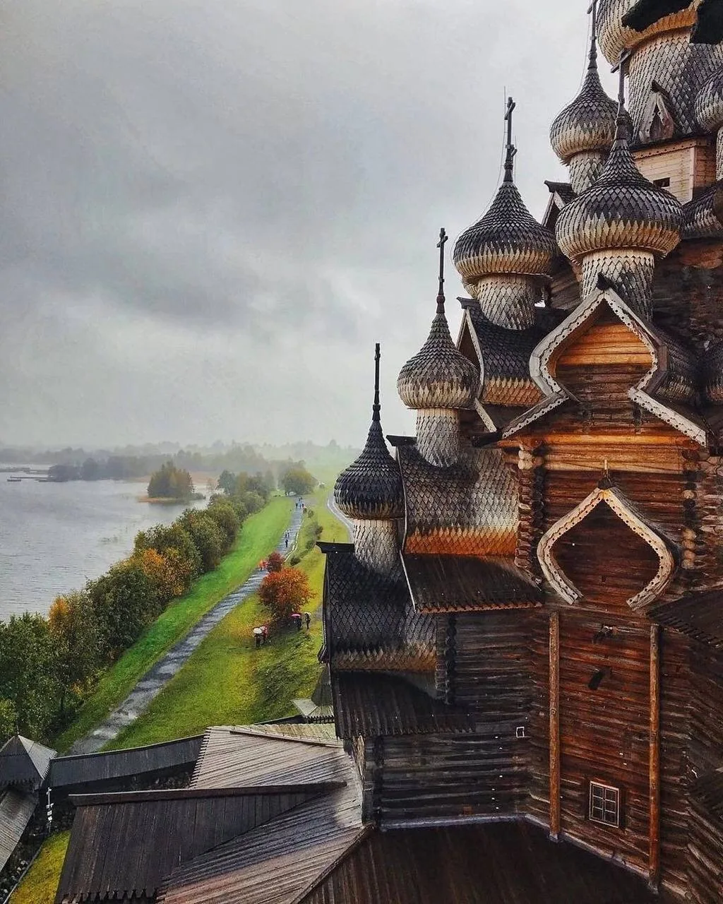 Без храма оно не то. Я часто думаю, сколького лишают сами себя люди, обходя храм, молитву и все то, 