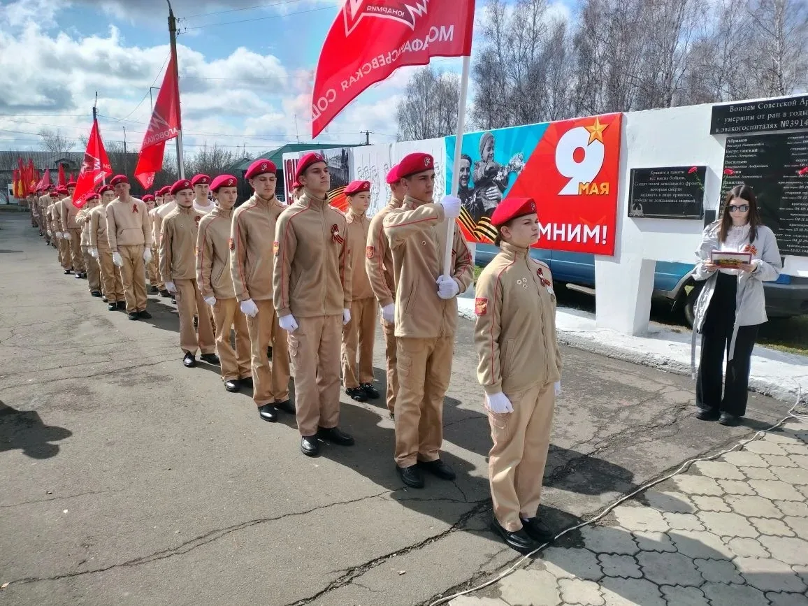 Равнение на Победу: юнармейцы отряда «Беркут» почтили память героев у Мемориала Славы