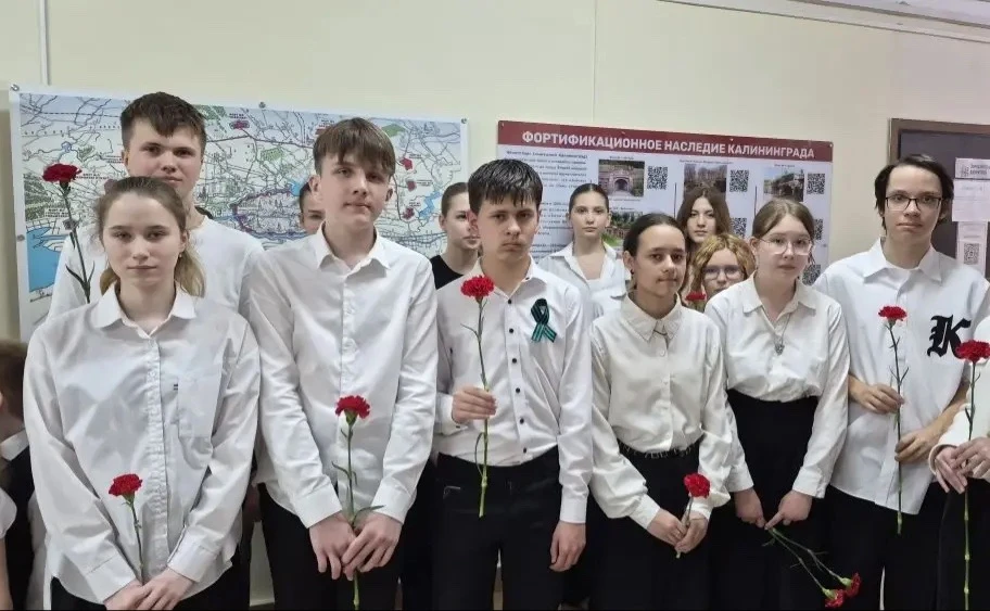 🕯️ Память, которая живёт в сердцах  15 апреля в школе прошёл памятный митинг и открытие мемориальног