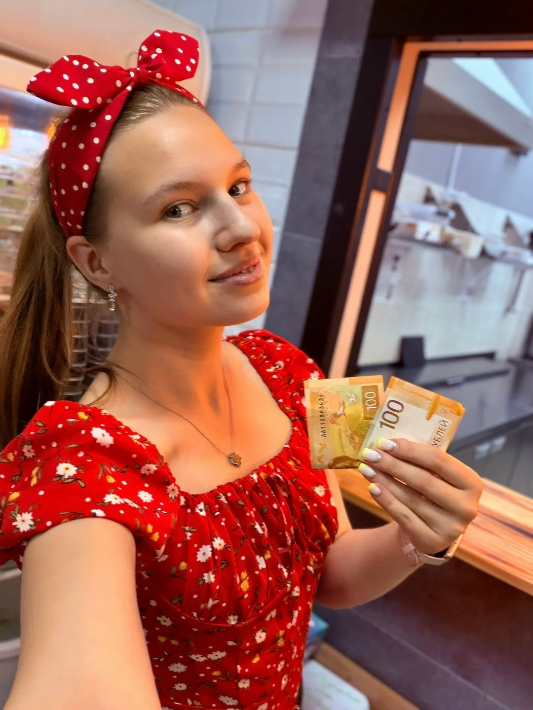 Оййй, Это Алечка хвастается, сегодня ей дали первые чаевые в Матрешке) дело естественно не 200 рубля