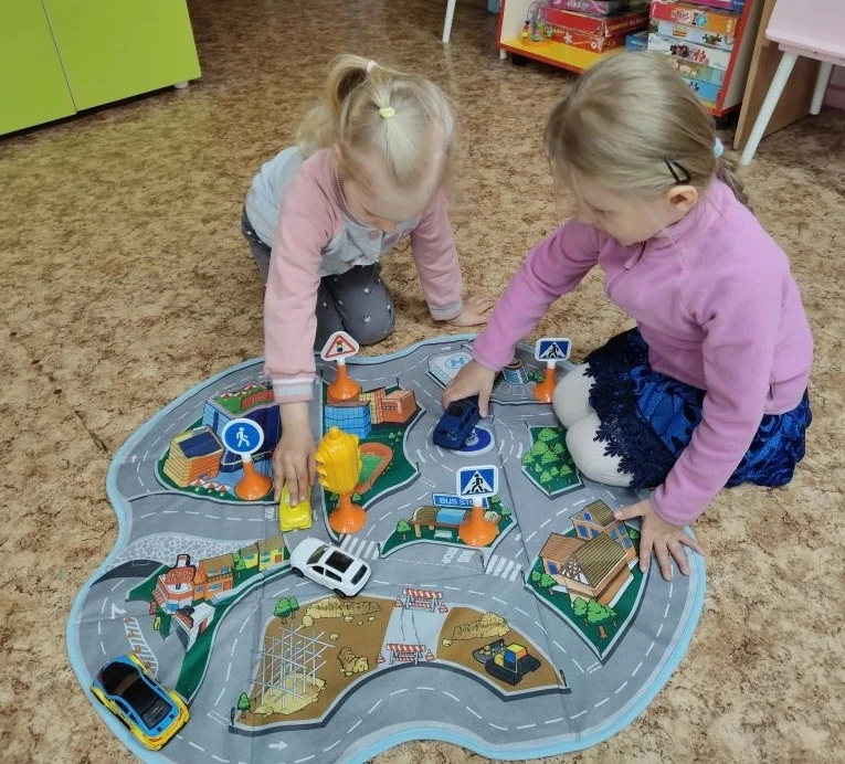 🚗🚦Учись, играя. 
В процессе игры дети учат и закрепляют Правила дорожного движения.

#безопасность