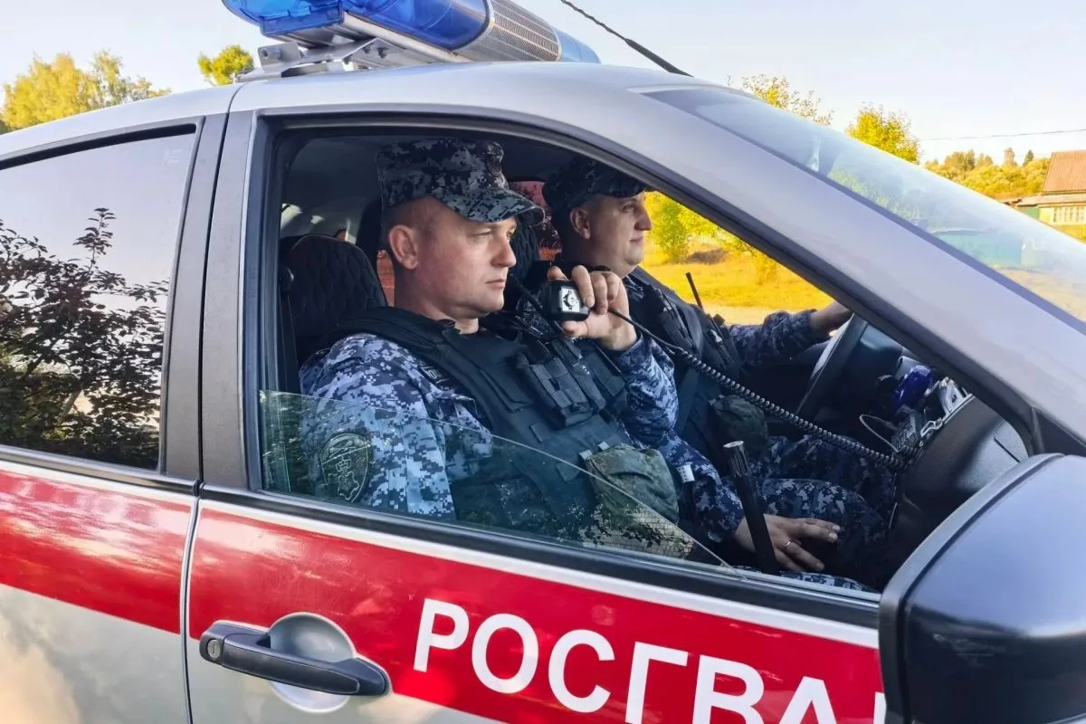 Удар по лицу за бутылку: в Брянске росгвардейцы скрутили грабителя магазина
