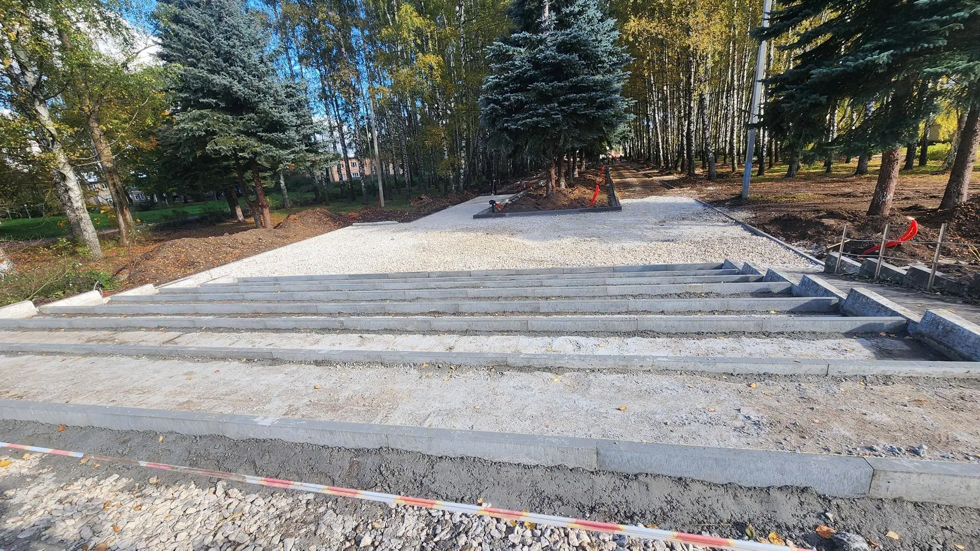 🌳 В селе Макеево продолжается благоустройство мемориального парка