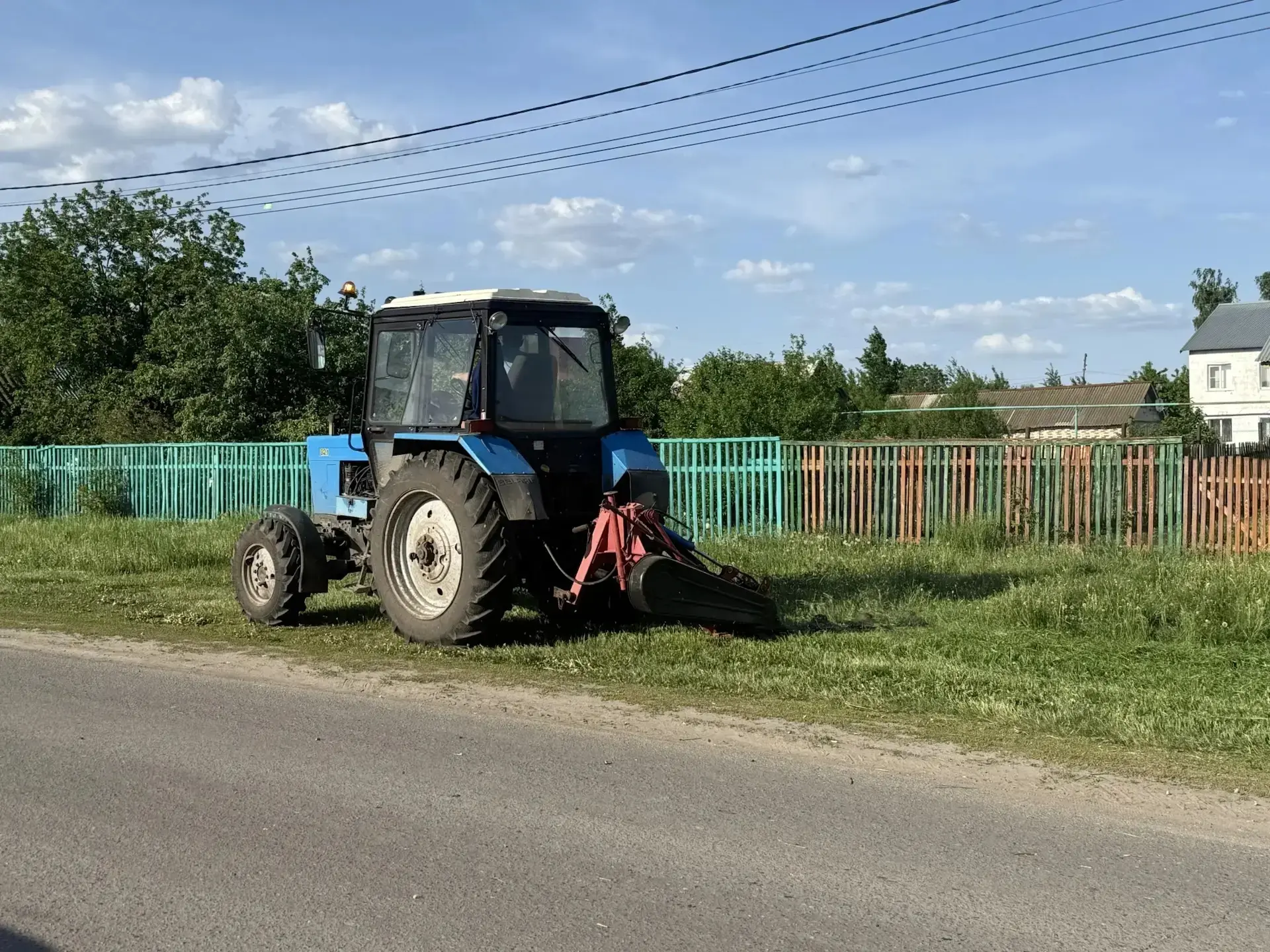 В р.п. Башмаково продолжается работа по окосу территорий поселка.