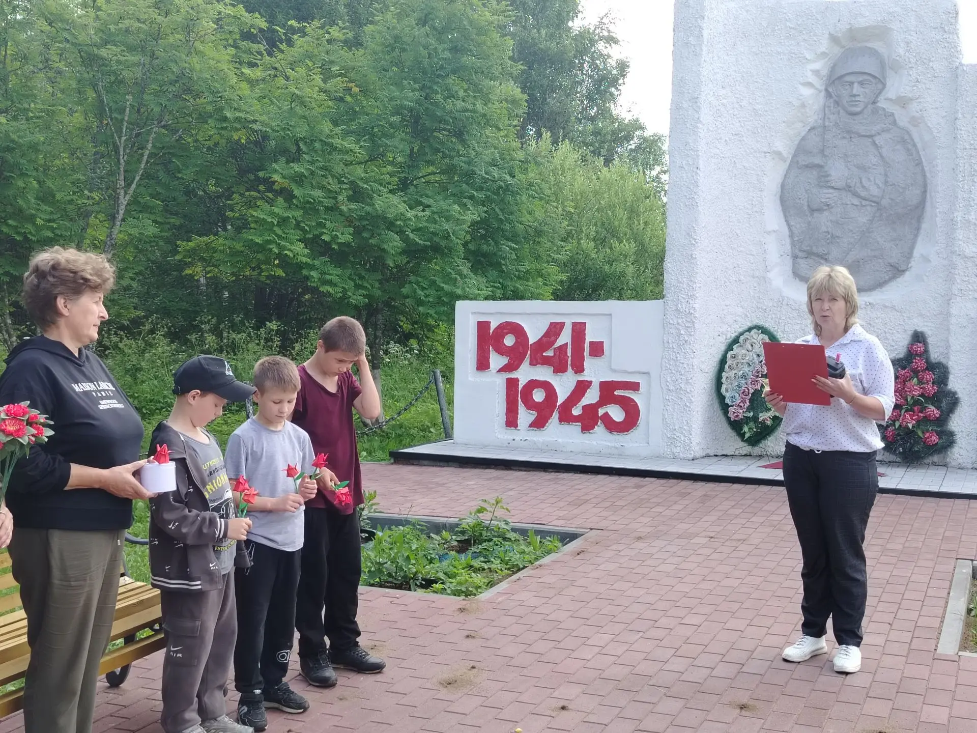 Сегодня, 22 июня, в День памяти и скорби, ребята из нашего лагеря "Солнышко" приняли участие в торже