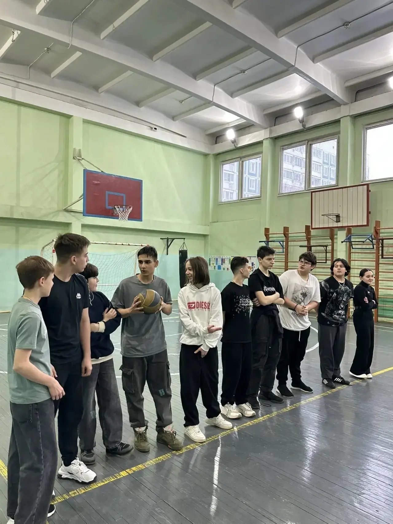 🏐2 марта прошла товарищеская встреча по волейболу между командами 8В и 8С классов! 🎉   Ребята показа