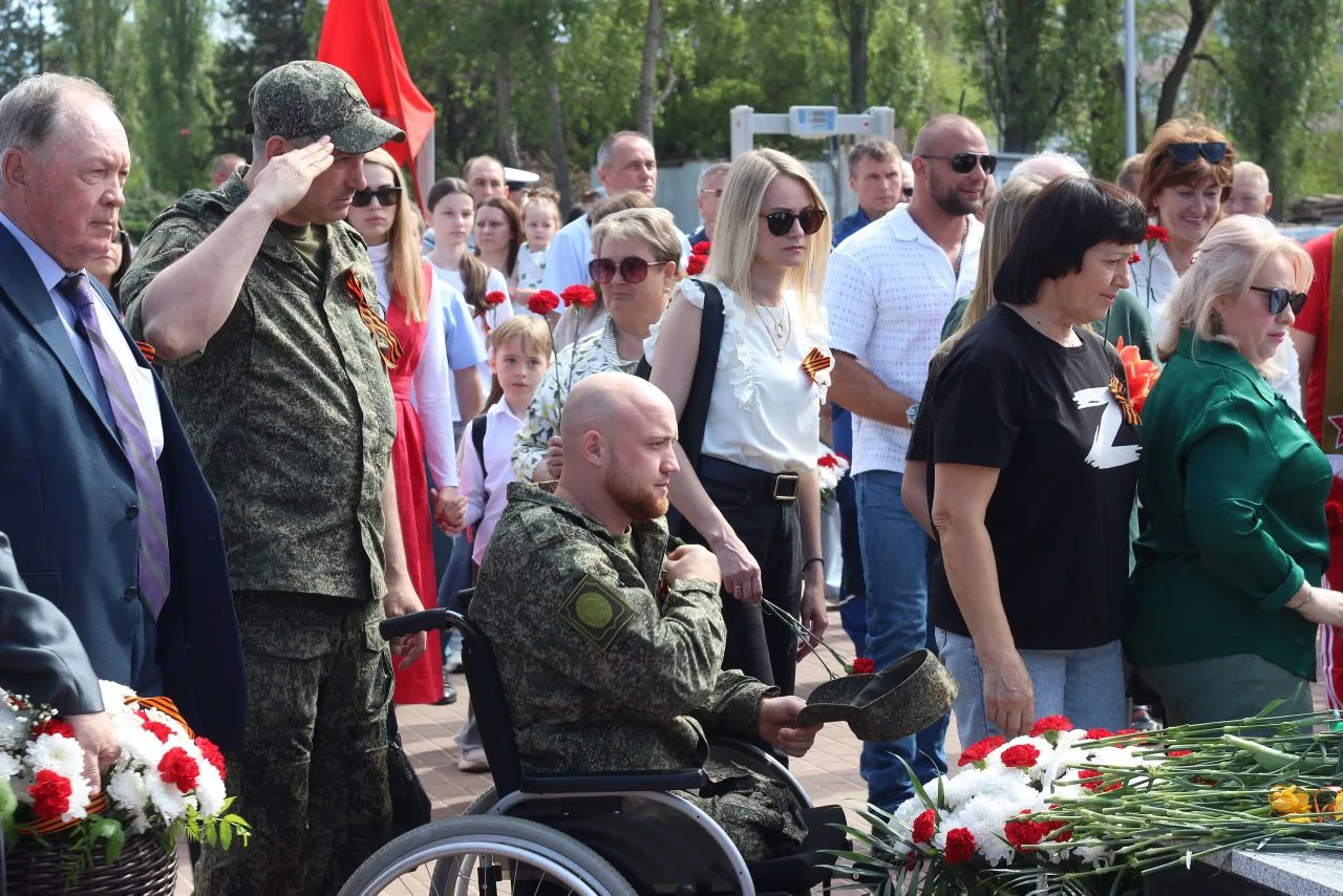 Возложение цветов к мемориалу: дань памяти и уважения павшим героям Великой Отечественн...
