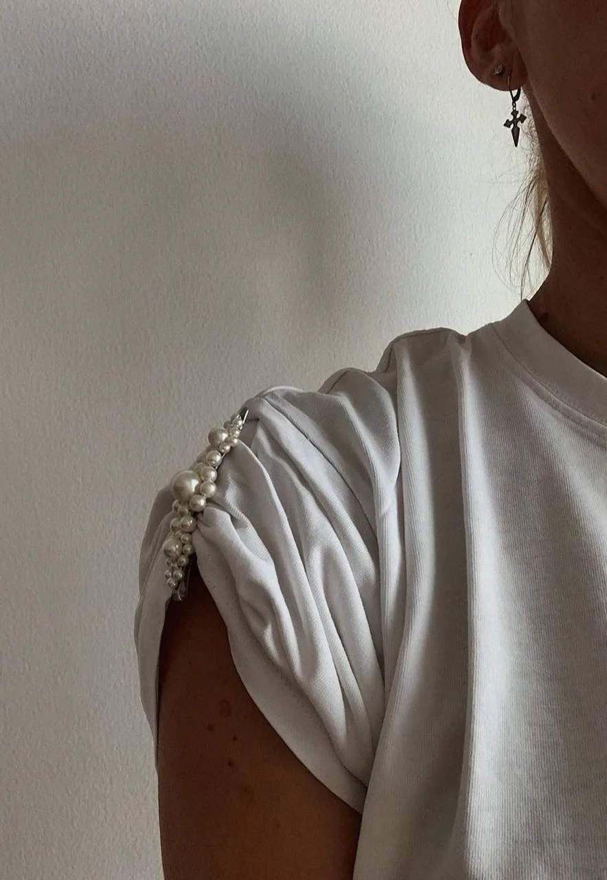 Идеи стилизации маек и футболок с помощью броши

✨Простой  прием, который ненавязчиво добавит летнем