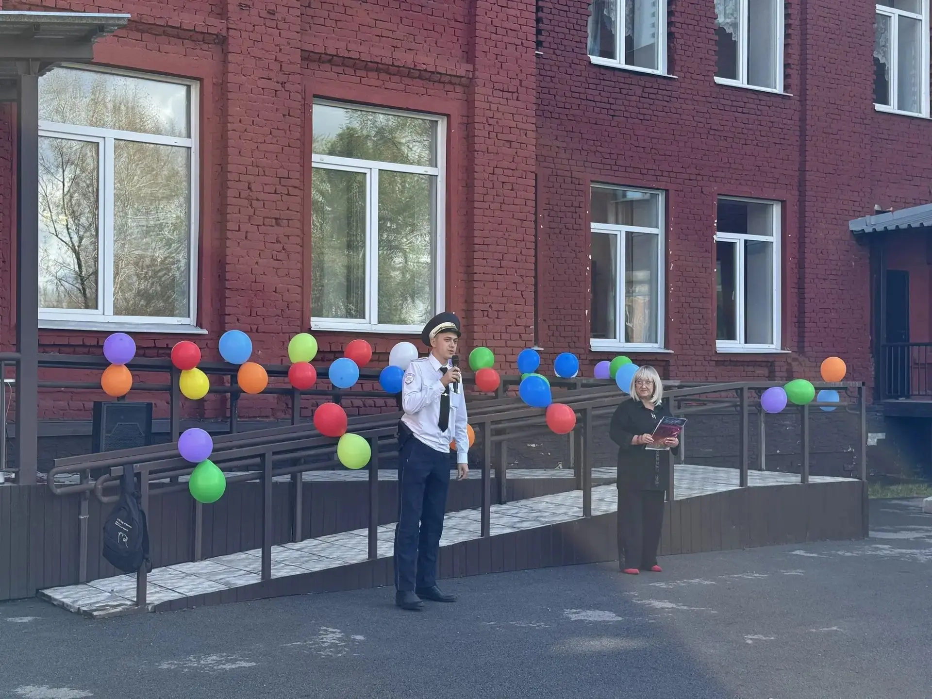 🎉 С Днём знаний  ребят, педагогов и родителей поздравил сотрудник Госавтоинспекции ста...