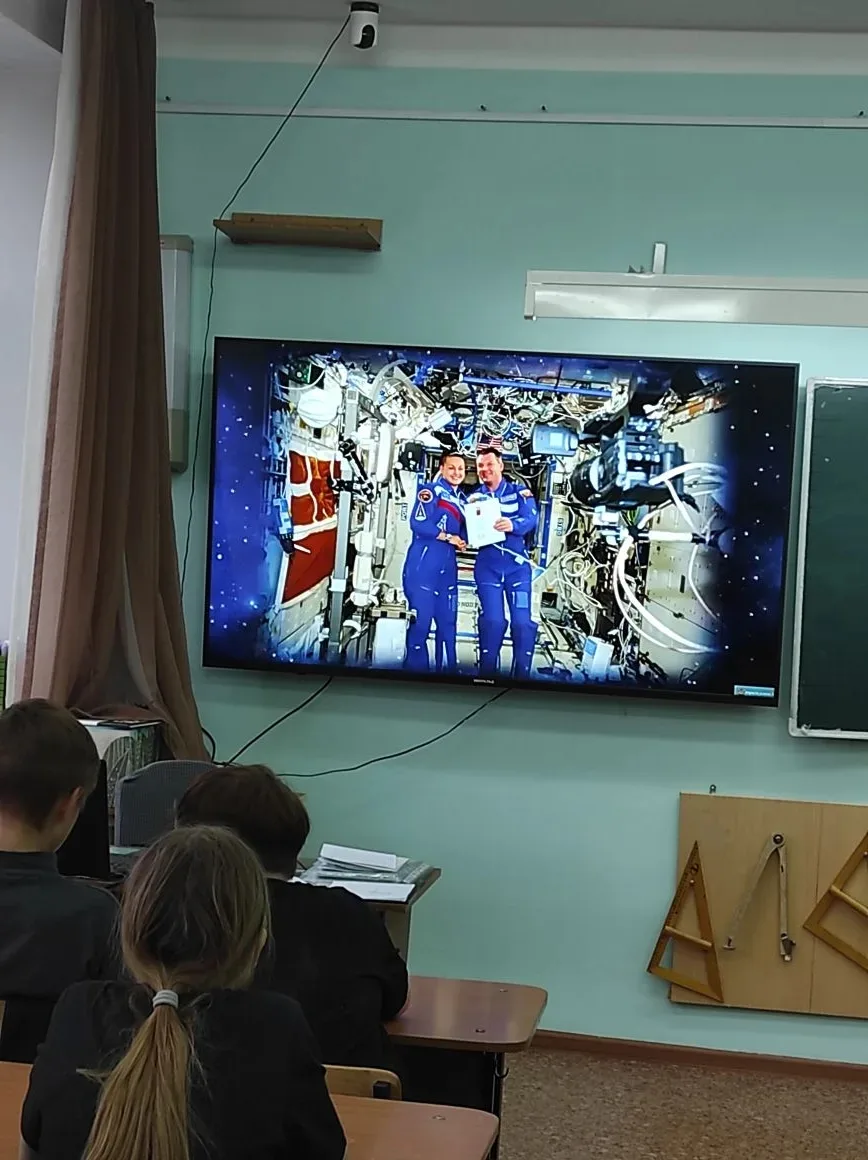6 Г класс сегодня провели  классный час, посвященный Дню космонавтики! Погрузились в атмосферу тайн 