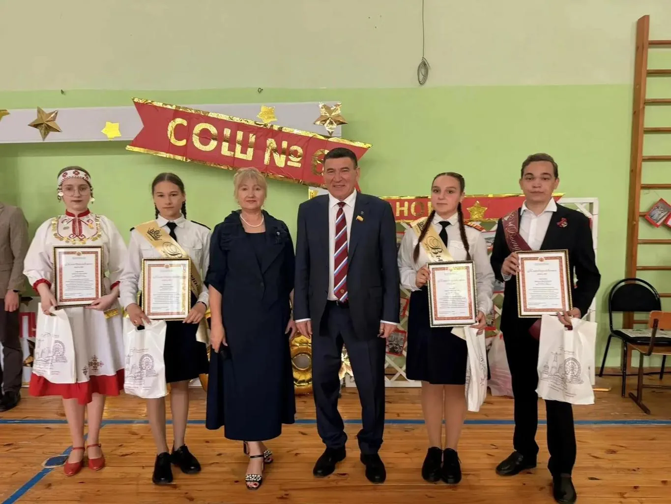 🎒🛎️ Прощай, школа! В Чебоксарах прозвенели последние звонки для выпускников  В школах Чебоксар состо