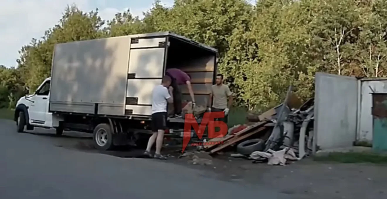 «В Борзовой Заимке по улице Вечерней какие-то предприимчивые молодые люди привозят мусо...