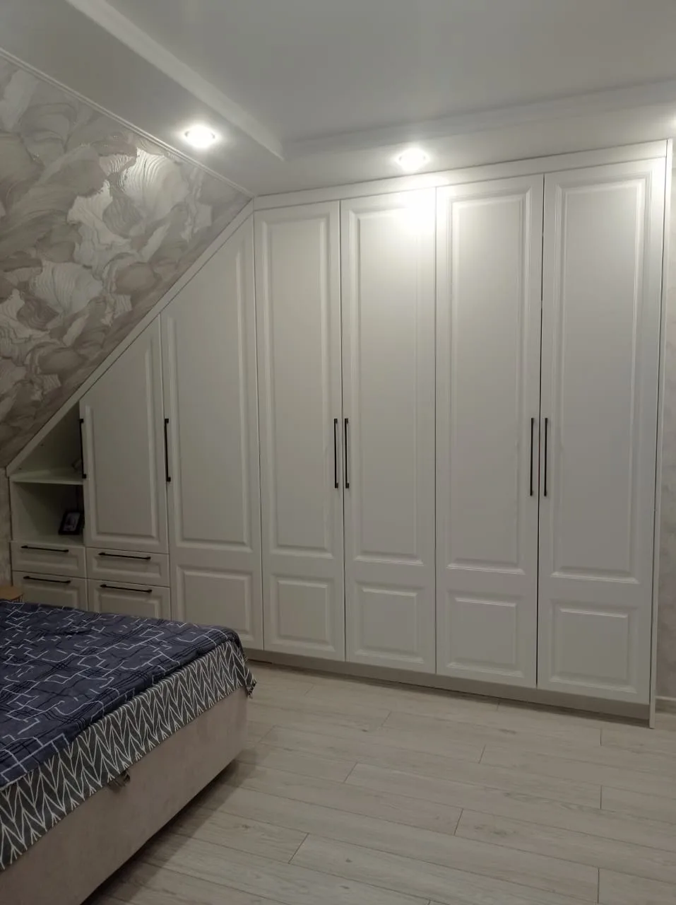 🚪 Нео-классика на мансарде: когда шкаф становится частью архитектуры