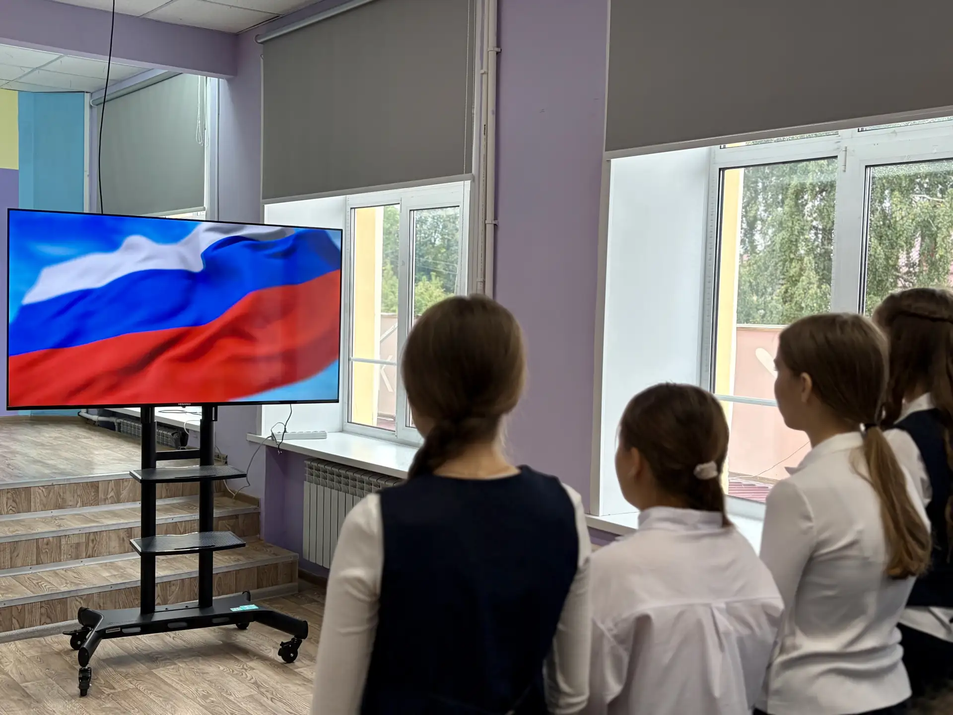 Сегодня, 7 сентября 2026 года, школа №1 торжественно начала учебную неделю: исполнили г...