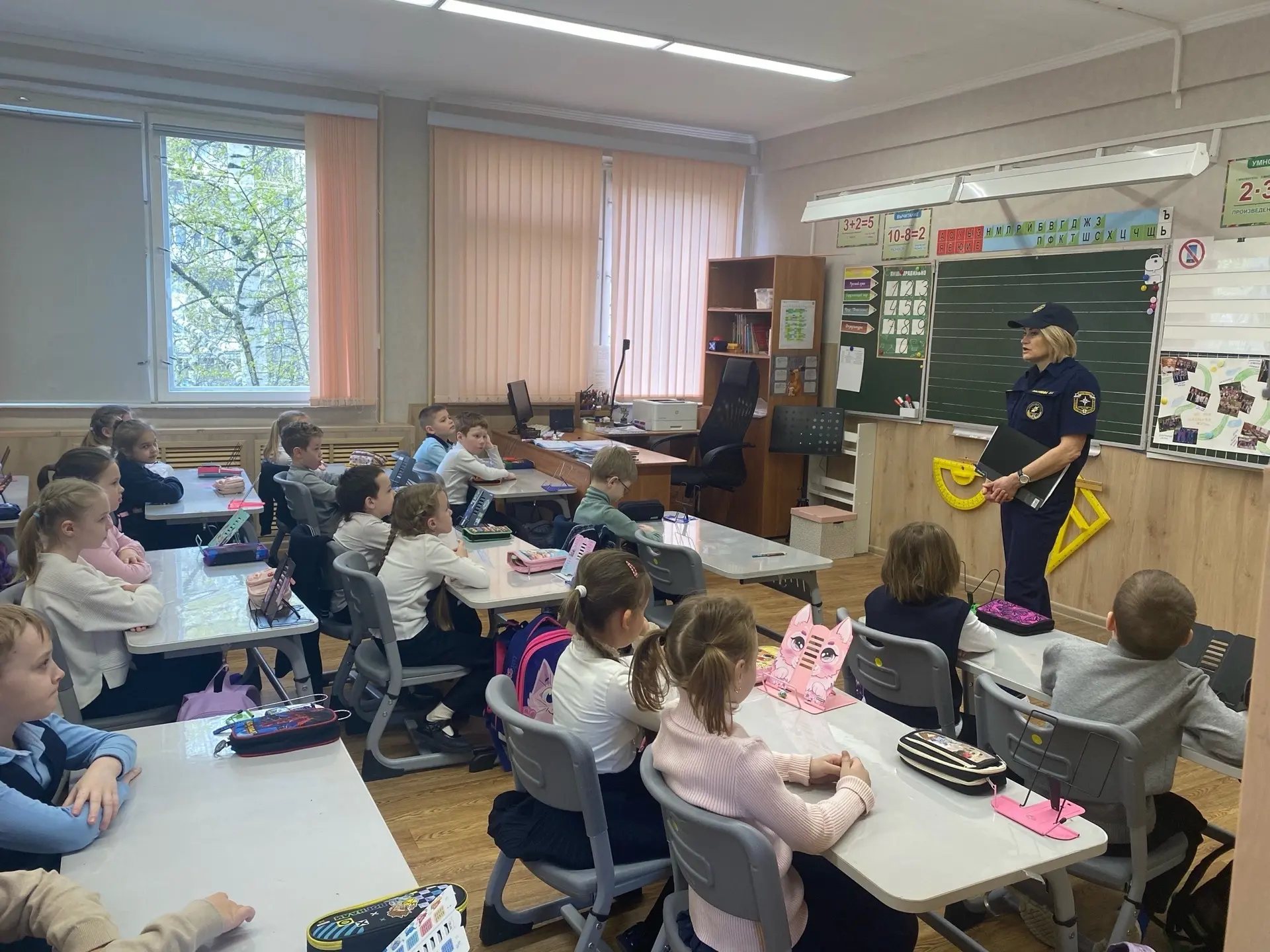🧑‍🚒 Сегодня в начальной школе прошёл открытый урок, посвящённый Дню пожарной охраны! 🔥 Гостем урока 