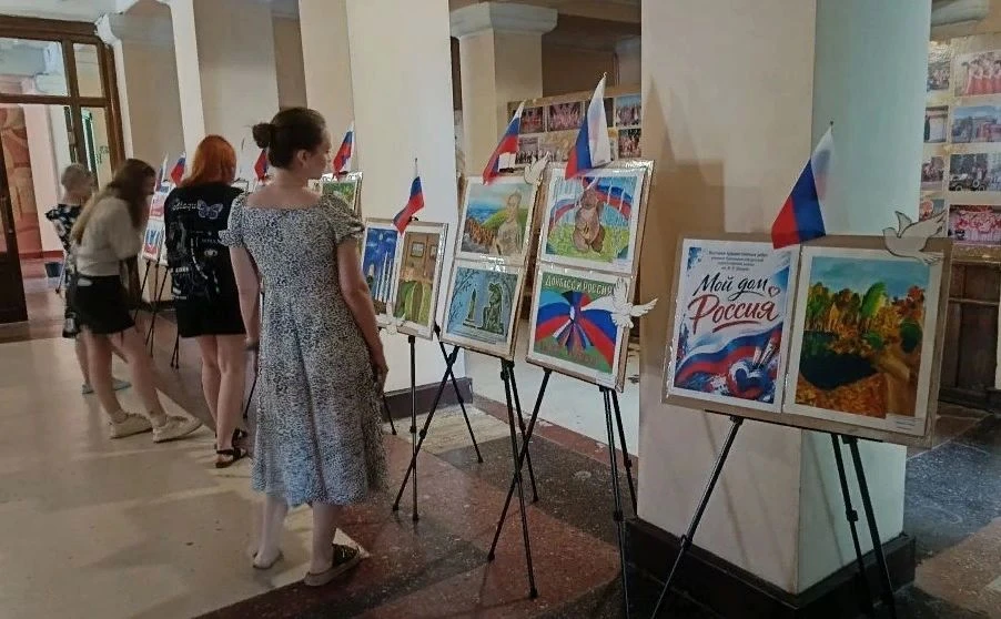 Палитра Родины: в Краснодоне открылась выставка ко Дню России

В преддверии одного из главных госуда