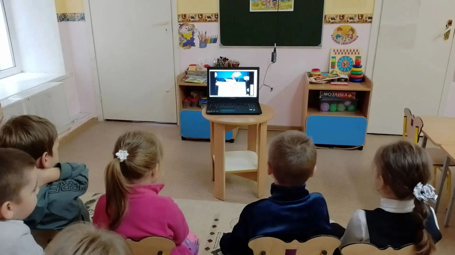 В подготовительной группе «Бабочка» идёт неделя безопасности дорожного движения. Так, н...