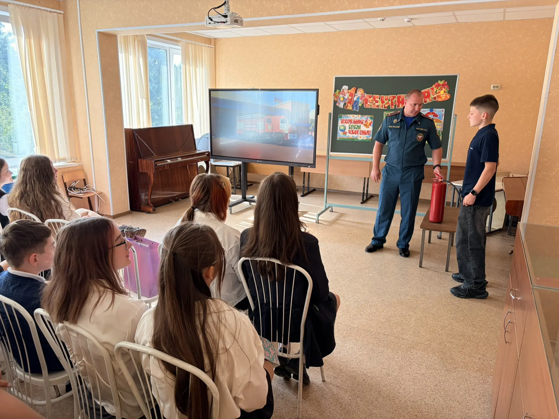 В День знаний пожарным инспектором Кустовым Александром было проведено занятие с детьми...