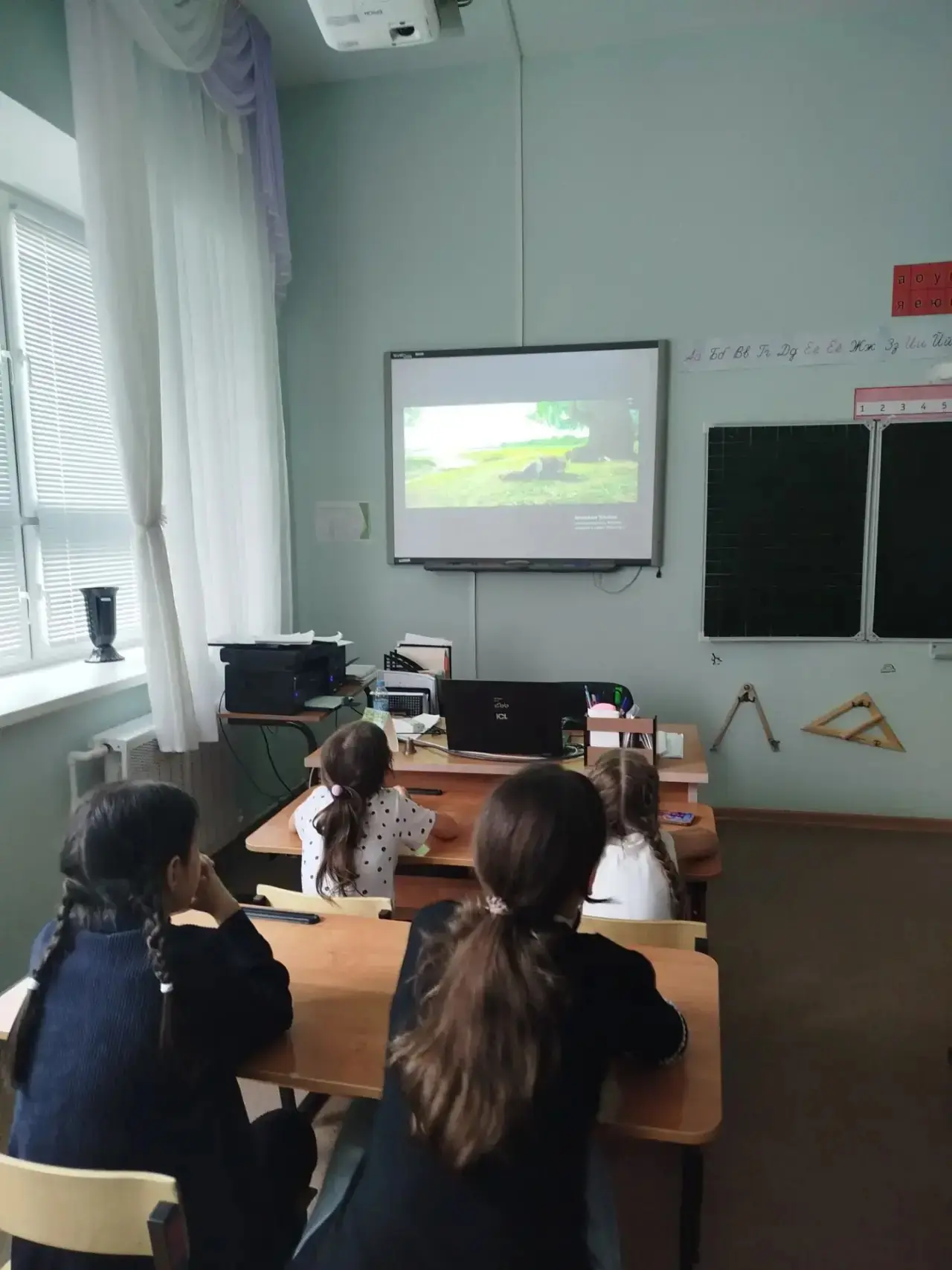 19 ДЕНЬ В ПРИШКОЛЬНОМ ЛАГЕРЕ «РОМАШКА»
   Сегодняшнее утро нас встретило с дождем. Но мы не унываем.