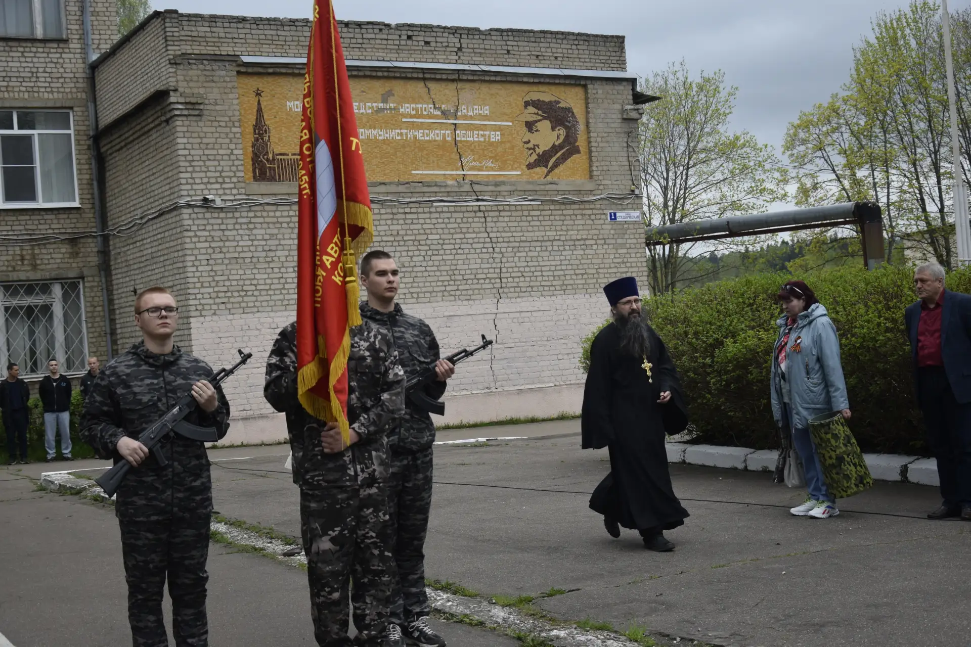 Хорошо, что не под конвоем!
