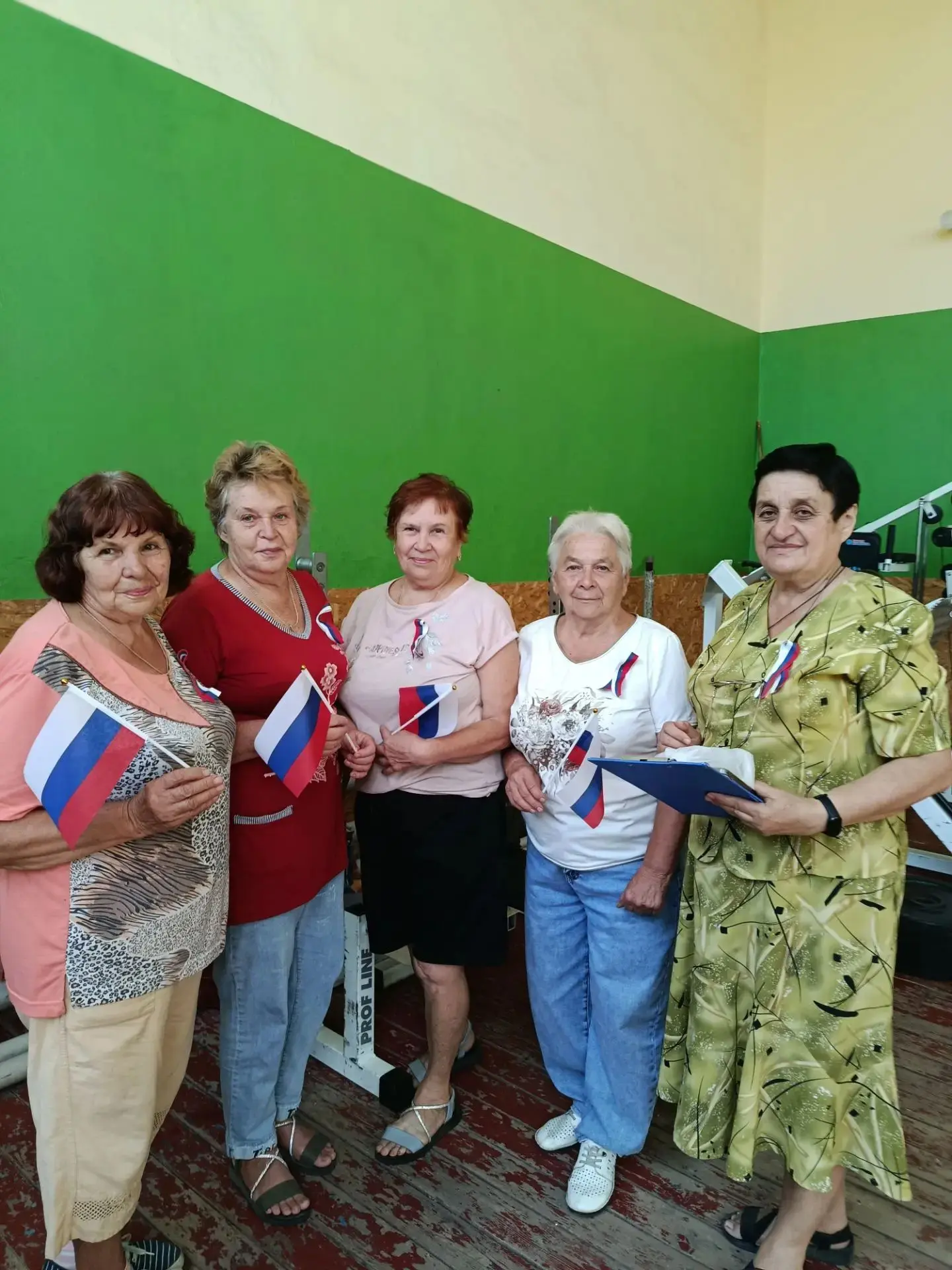 В Петровском ДК прошла Акция "Цвета Родины" в преддверии Дня Государственного флага Рос...
