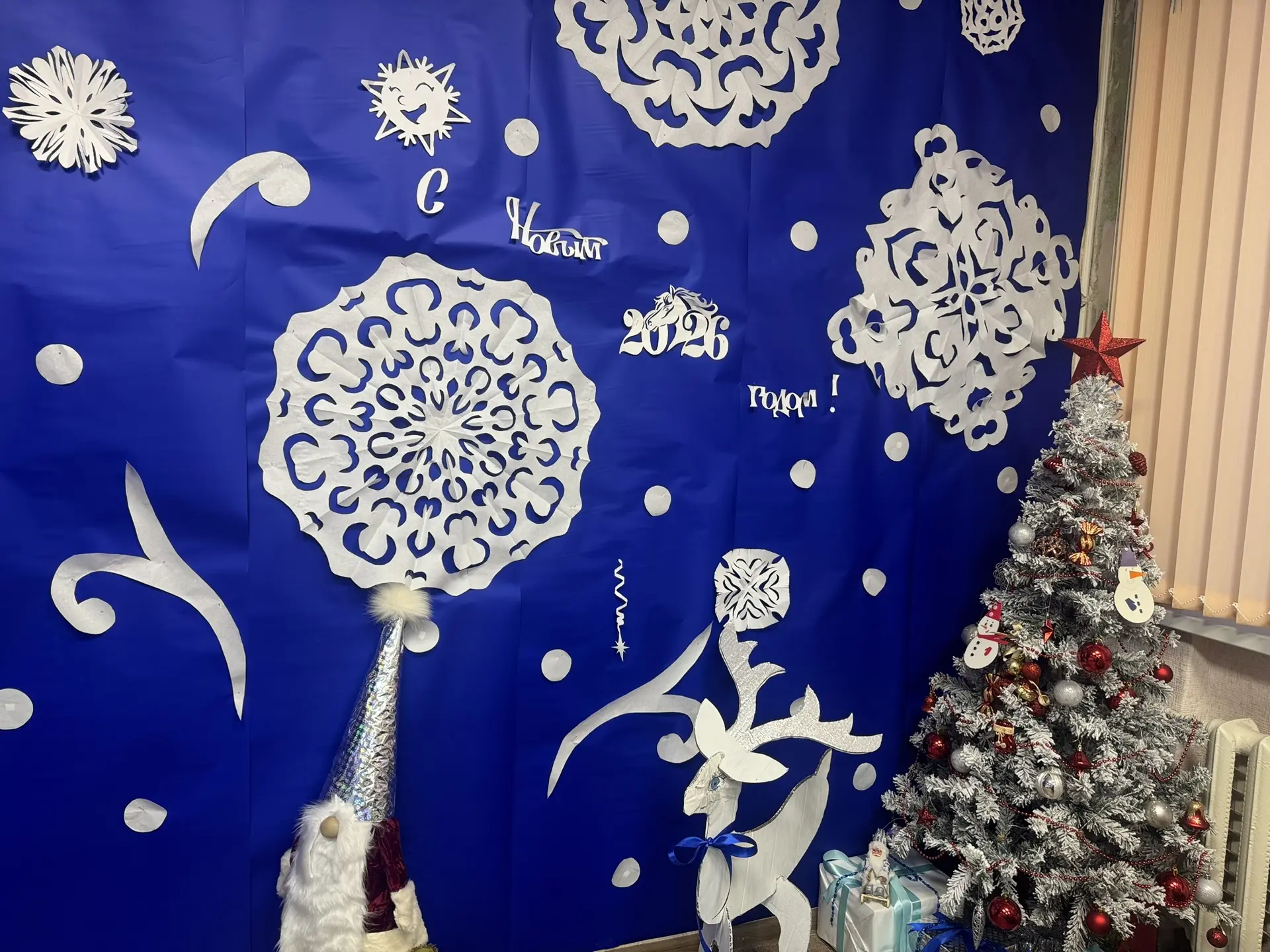 ❄️🎄Многие классы активно готовились к конкурсу классных кабинетов в преддверии Нового года, украшая 