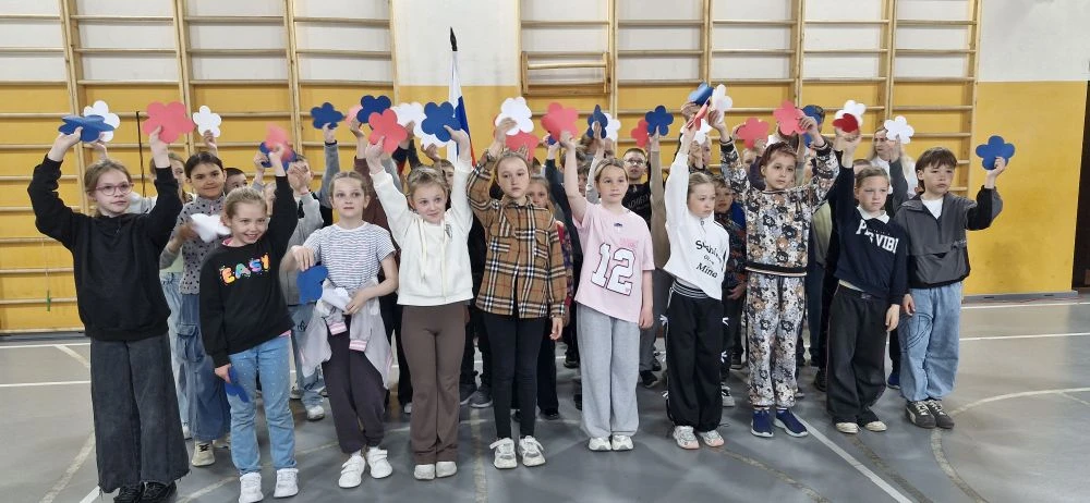 🇷🇺 Рубрика «Наше лето» 🌞 в эфире.
🎤 Голоса, полные любви к Родине 🫶 В нашем лагере «Радуга» про