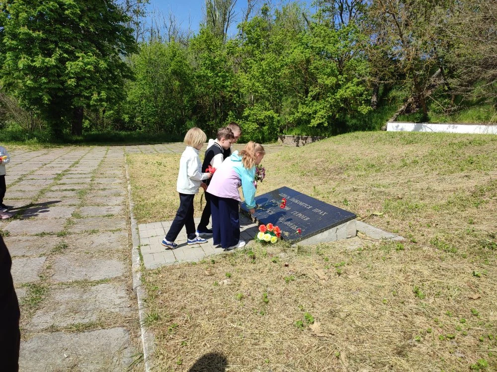 Путешествие к истокам нашей памяти 🙏  Накануне Дня Победы лицеисты 2 А вместе с классным руководител