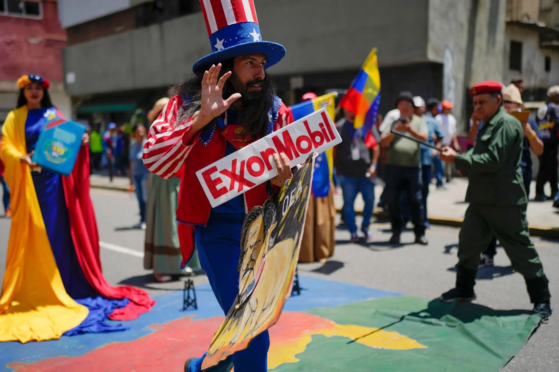 Американская ExxonMobil может вернуться к добыче нефти в Венесуэле спустя почти 20 лет  Сделка может