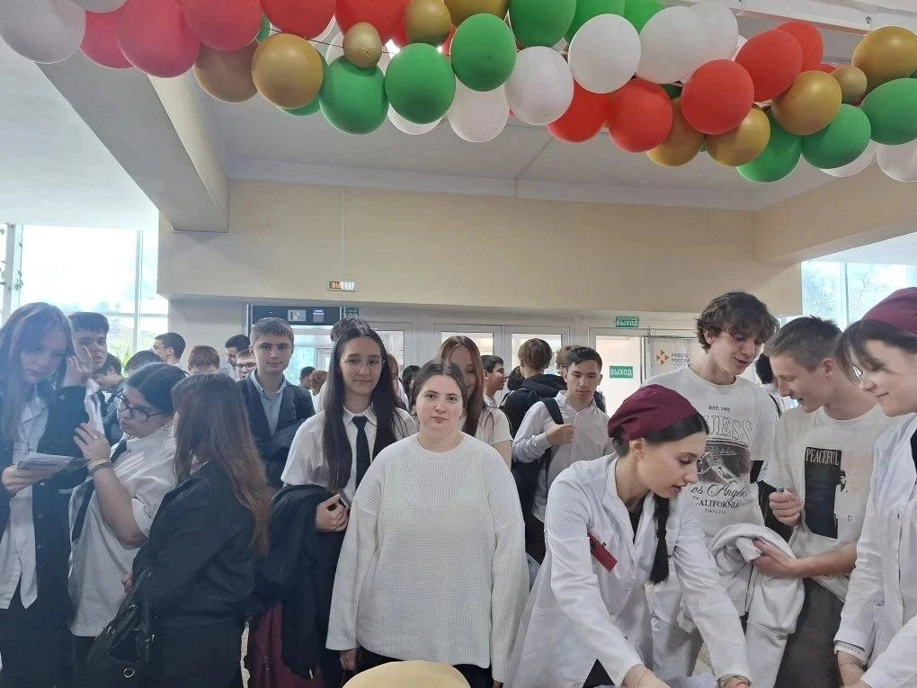 Учащиеся 10А и 10Б классов МАОУ СОШ №19 им. Героя России С.А. Наточего  побывали в ДК на  "Ярмарке т