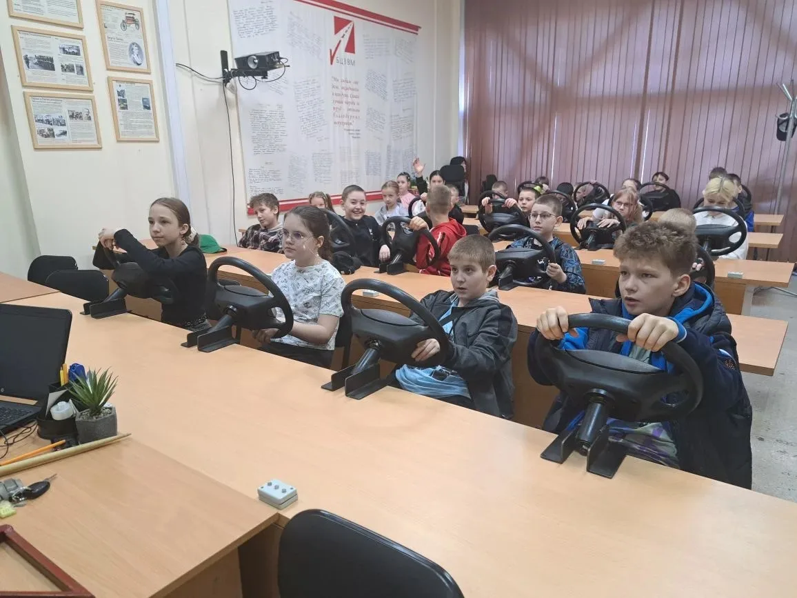Не просто уроки, а первые шаги к водительскому креслу  25 апреля ученики 3Б и 4Г классов МБОУ «СОШ №