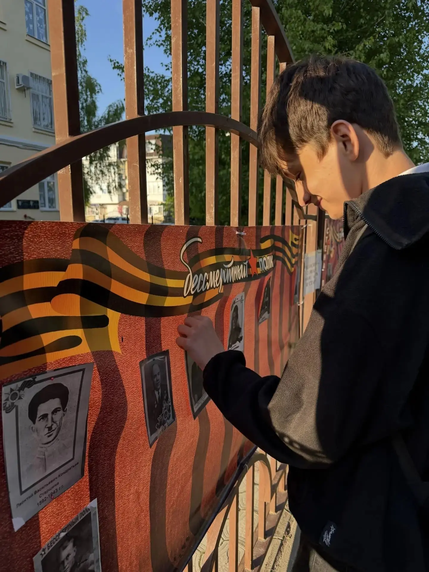 Неделя Победы. Сегодня в школе открыли Стену Памяти, посвящённую участникам Бессмертного полка. Учащ