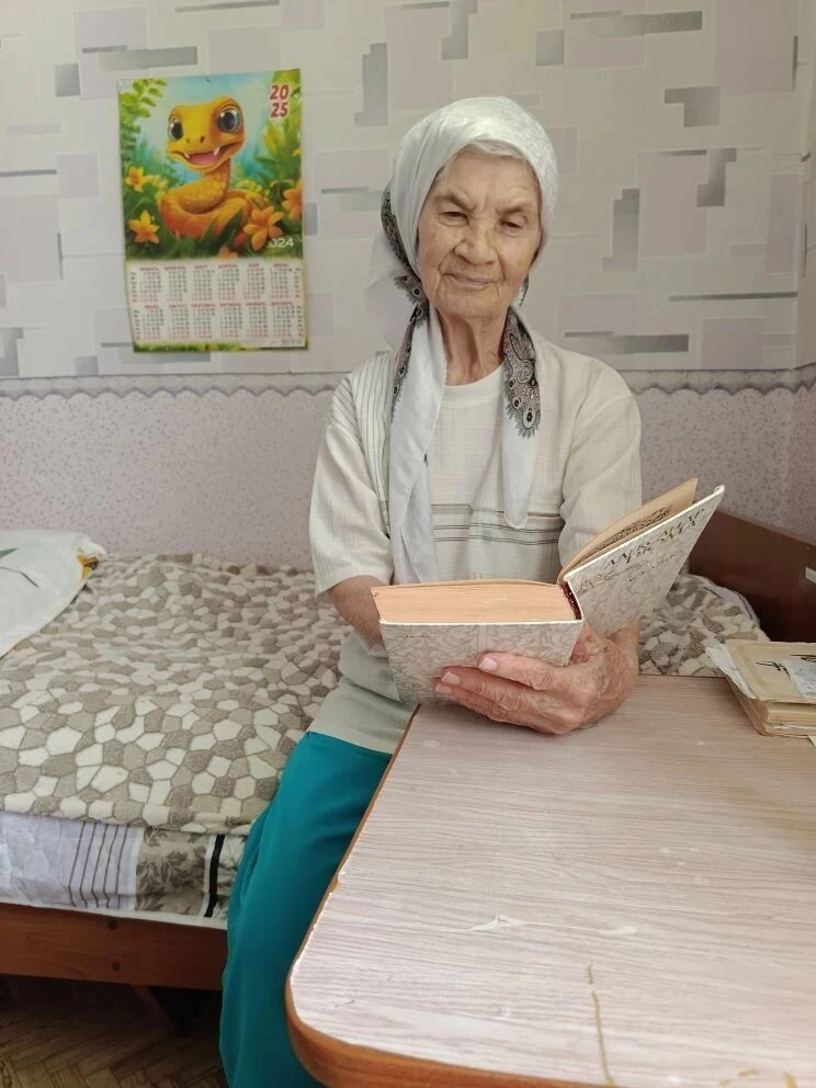 📖 Моя любимая книга

Сегодня в своей уютной комнате — Раиса Яковлевна Стефанова. В руках у неё не