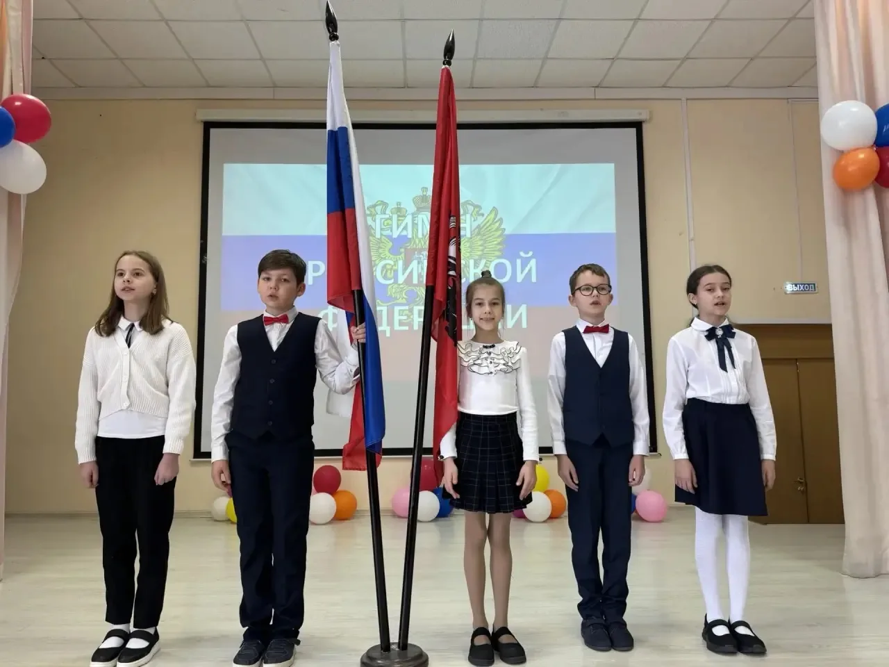🇷🇺Понедельник в школе традиционно начался с  церемония поднятия Государственного флага и исполнения 