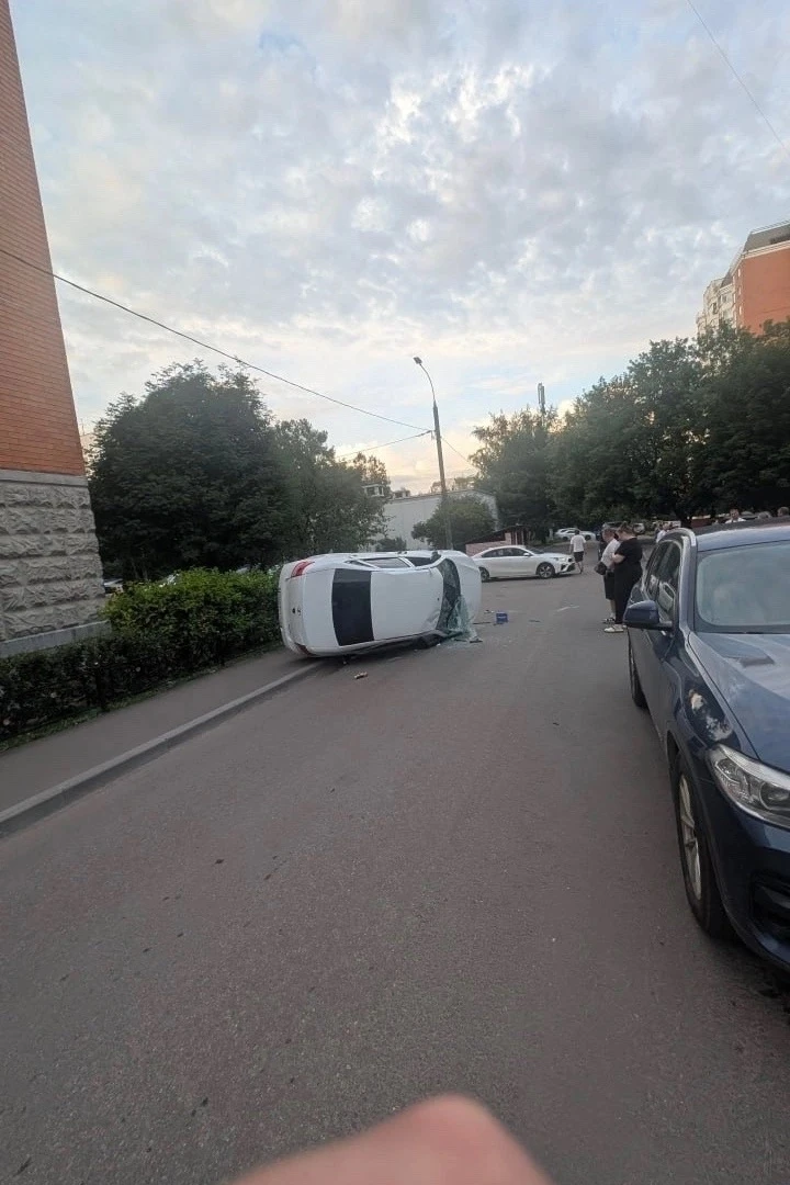 На 13-й Парковой во дворе перевернулась машина 

Очевидцы рассказали, что во дворе случилось ДТП, ма