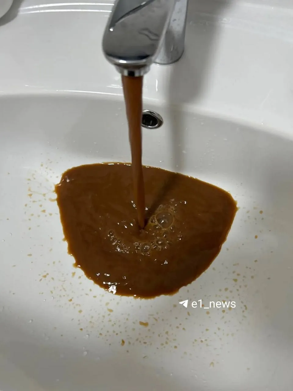 Грязная вода из-под крана в ЖК «Космонавтов»