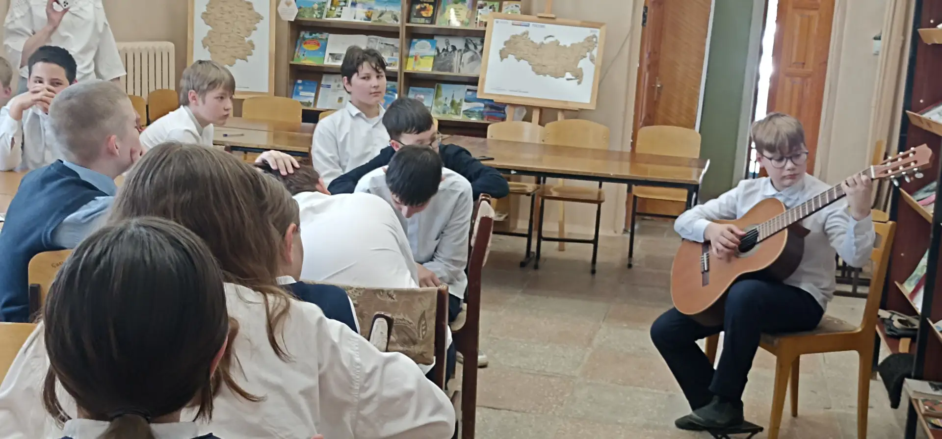 🎶 «Победа вновь по нашим улицам идёт» — так назывался литературно-музыкальный вечер, который состоя